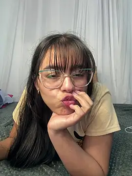 Snapshot of megan_cl chatting on 02/27/25, 04:57 megan cl online show from 02/27/25, 04:57