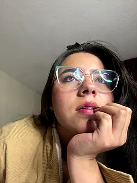 Snapshot of megan_cl chatting on 10/02/25, 12:47 megan cl online show from 10/02/25, 12:47