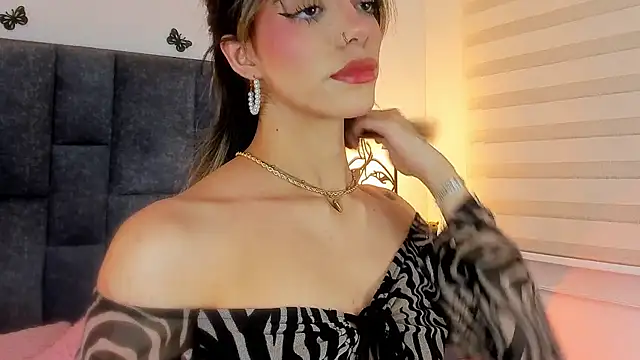 Snapshot of Violetta_Ficher chatting on 09/28/25, 02:18 Violetta Ficher online show from 09/28/25, 02:18