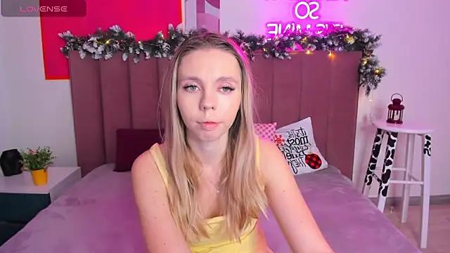 TessaAdorable online show from 12/18/25, 01:44