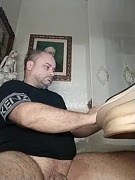 Snapshot of NAvoglia chatting on 10/01/25, 08:24 NAvoglia online show from 10/01/25, 08:24