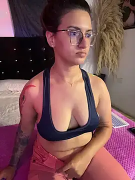 Emma Giraldo online show from 06/18/26, 01:37