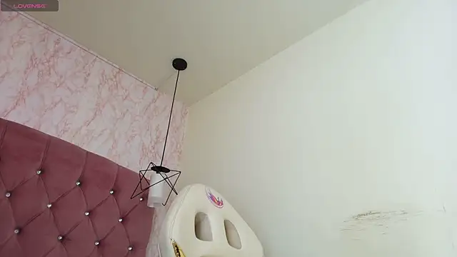 Snapshot of Raichell_ chatting on 10/28/25, 04:02 Raichell online show from 10/28/25, 04:02