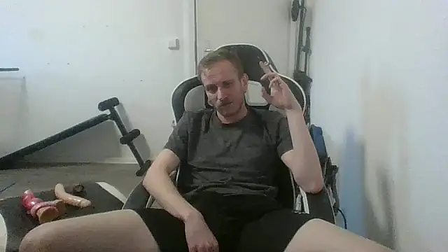 Snapshot of tonysworld95 chatting on 03/20/25, 05:04 tonysworld95 online show from 03/20/25, 05:04