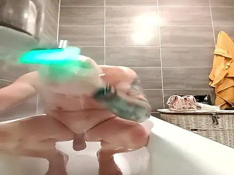 Snapshot of bouraktom6 chatting on 10/16/25, 05:21 bouraktom6 online show from 10/16/25, 05:21