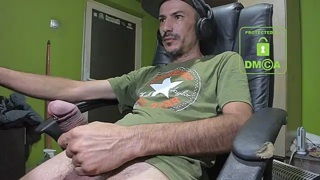 Snapshot of BigCumShoot chatting on 10/11/25, 04:13 BigCumShoot online show from 10/11/25, 04:13