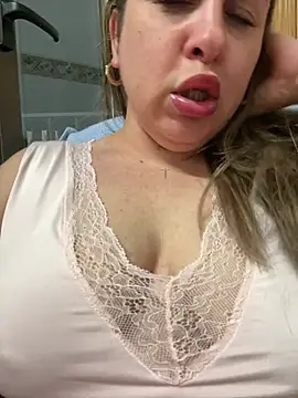 Snapshot of laarti chatting on 06/24/26, 01:04 laarti online show from 06/24/26, 01:04