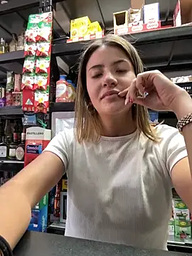 Snapshot of Andrea18_blonde chatting on 12/21/25, 05:36 Andrea18 blonde online show from 12/21/25, 05:36