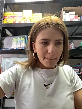 Snapshot of Andrea18_blonde chatting on 06/10/26, 03:13 Andrea18 blonde online show from 06/10/26, 03:13