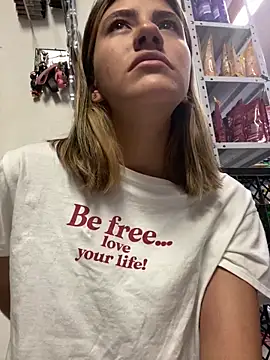 Snapshot of Andrea18_blonde chatting on 02/13/26, 07:25 Andrea18 blonde online show from 02/13/26, 07:25