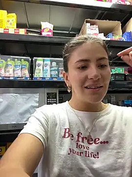 Snapshot of Andrea18_blonde chatting on 05/17/26, 03:34 Andrea18 blonde online show from 05/17/26, 03:34