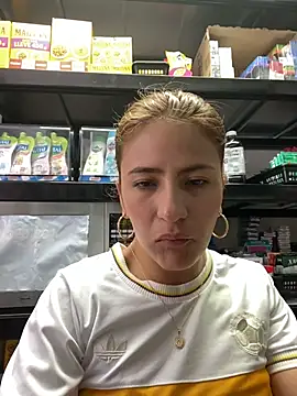 Snapshot of Andrea18_blonde chatting on 06/17/26, 03:00 Andrea18 blonde online show from 06/17/26, 03:00