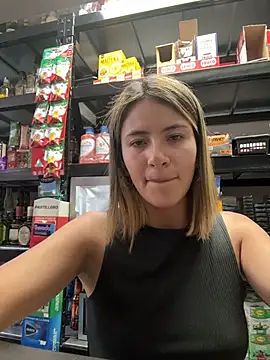 Snapshot of Andrea18_blonde chatting on 12/19/25, 09:06 Andrea18 blonde online show from 12/19/25, 09:06