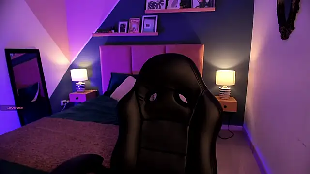 Gigi Strawberry online show from 12/19/25, 01:31