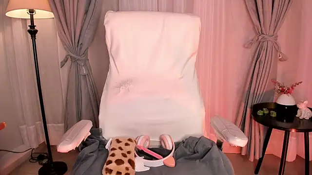 Gigi Strawberry online show from 11/06/25, 05:55