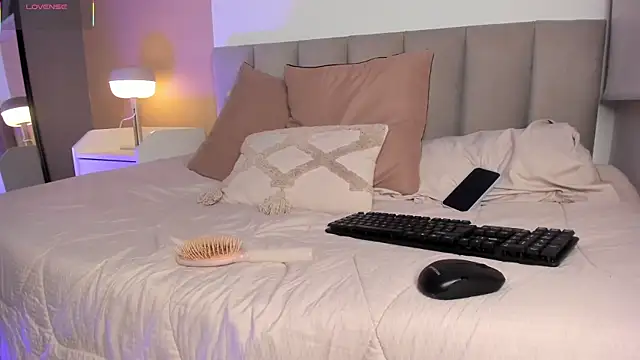 Gigi Strawberry online show from 11/27/25, 02:45