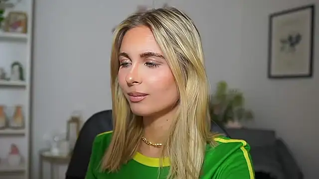 Snapshot of catecrago_ chatting on 03/18/25, 01:55 catecrago online show from 03/18/25, 01:55