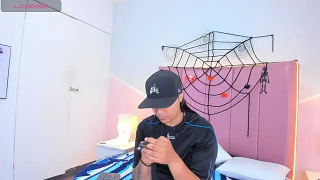 Liiam smith  online show from 10/28/25, 12:48