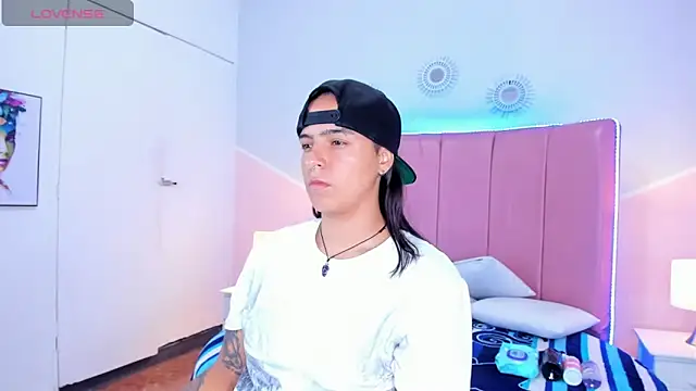 Liiam smith  online show from 10/27/25, 01:34