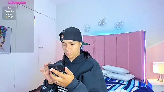 Liiam smith  online show from 11/09/25, 01:04