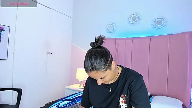 Liiam smith  online show from 11/28/25, 01:11