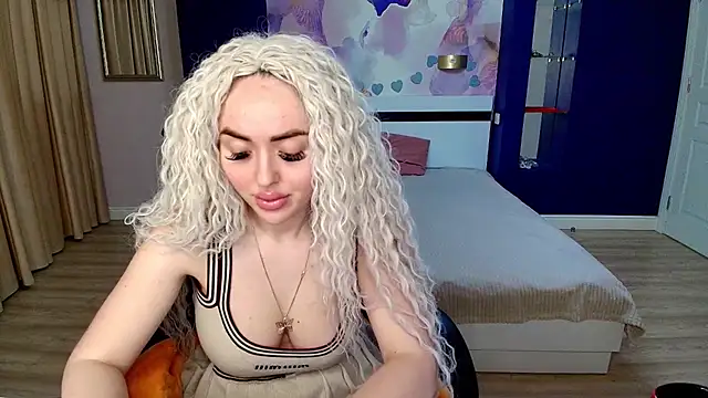 Snapshot of MissisCaty chatting on 11/14/25, 04:27 MissisCaty online show from 11/14/25, 04:27