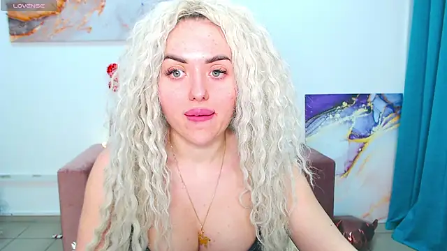 Snapshot of MissisCaty chatting on 02/25/25, 07:38 MissisCaty online show from 02/25/25, 07:38