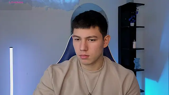 Snapshot of JamesCr_ chatting on 06/19/26, 12:33 JamesCr online show from 06/19/26, 12:33