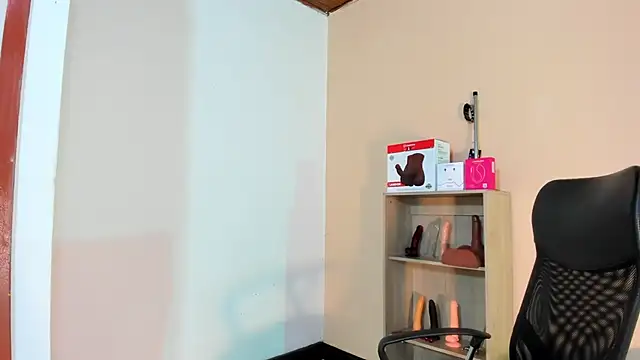 Snapshot of Violetta_0 chatting on 02/21/26, 01:02 Violetta 0 online show from 02/21/26, 01:02