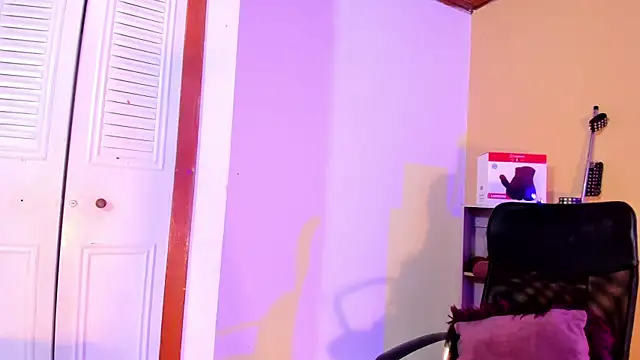 Snapshot of Violetta_0 chatting on 01/17/26, 01:37 Violetta 0 online show from 01/17/26, 01:37