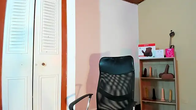 Snapshot of Violetta_0 chatting on 02/14/26, 01:00 Violetta 0 online show from 02/14/26, 01:00