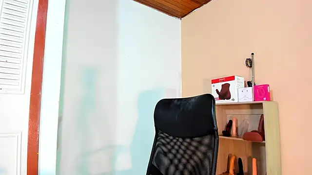 Snapshot of Violetta_0 chatting on 02/18/26, 02:02 Violetta 0 online show from 02/18/26, 02:02