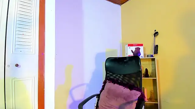 Snapshot of Violetta_0 chatting on 01/19/26, 01:37 Violetta 0 online show from 01/19/26, 01:37