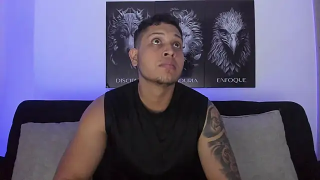 Snapshot of JohanSmith chatting on 10/28/25, 02:12 JohanSmith online show from 10/28/25, 02:12