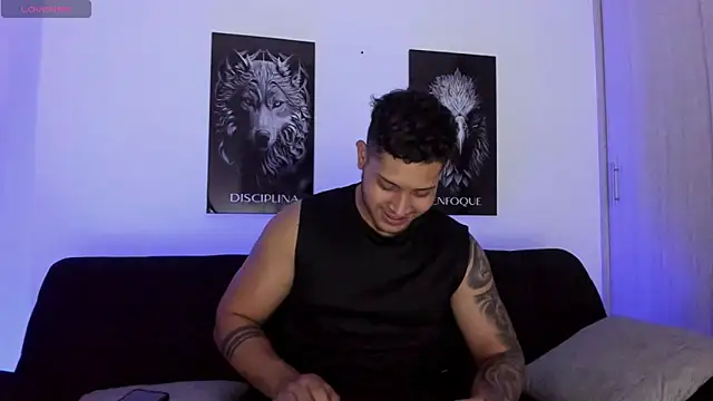 Snapshot of JohanSmith chatting on 10/31/25, 12:29 JohanSmith online show from 10/31/25, 12:29