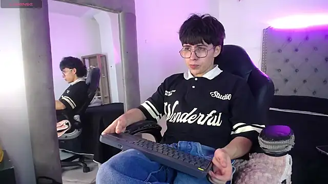 Snapshot of PepperTwink chatting on 09/15/25, 04:18 PepperTwink online show from 09/15/25, 04:18