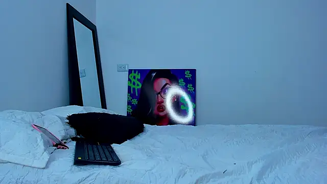 Snapshot of andrea_cherryy chatting on 10/29/25, 01:43 andrea cherryy online show from 10/29/25, 01:43