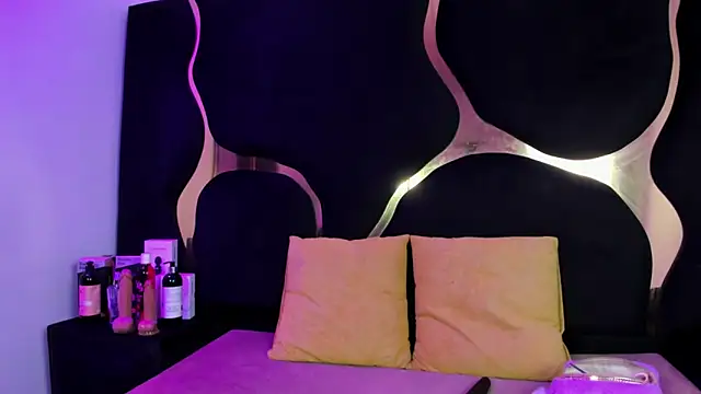 Snapshot of ZoeWan69 chatting on 10/15/25, 12:13 ZoeWan69 online show from 10/15/25, 12:13