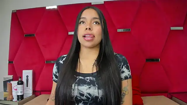 Snapshot of ZoeWan69 chatting on 10/16/25, 12:13 ZoeWan69 online show from 10/16/25, 12:13