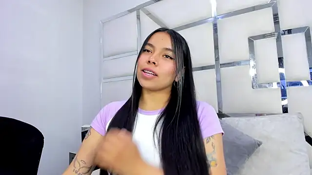 Snapshot of ZoeWan69 chatting on 10/27/25, 12:50 ZoeWan69 online show from 10/27/25, 12:50