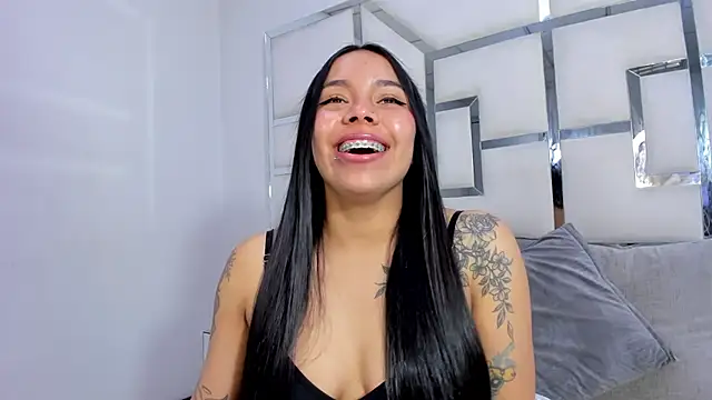 Snapshot of ZoeWan69 chatting on 11/30/25, 01:12 ZoeWan69 online show from 11/30/25, 01:12