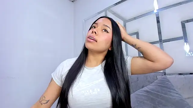 Snapshot of ZoeWan69 chatting on 11/28/25, 12:05 ZoeWan69 online show from 11/28/25, 12:05