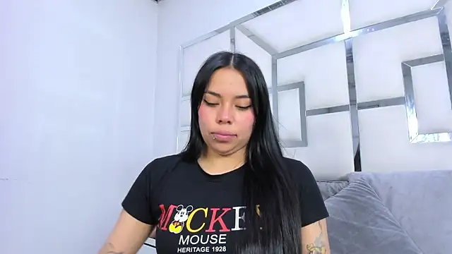 Snapshot of ZoeWan69 chatting on 11/18/25, 02:42 ZoeWan69 online show from 11/18/25, 02:42