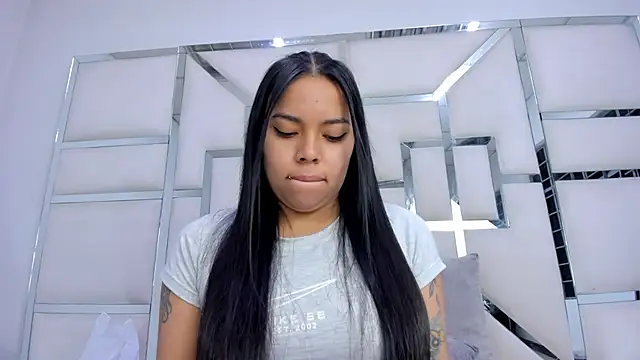 Snapshot of ZoeWan69 chatting on 12/04/25, 11:31 ZoeWan69 online show from 12/04/25, 11:31