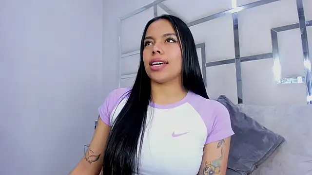 Snapshot of ZoeWan69 chatting on 10/05/25, 01:46 ZoeWan69 online show from 10/05/25, 01:46