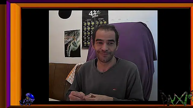 Snapshot of ReyDeBotones chatting on 11/08/25, 12:47 ReyDeBotones online show from 11/08/25, 12:47