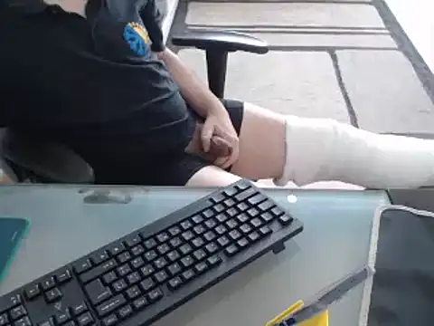 Snapshot of ruplumber chatting on 02/04/25, 12:00 ruplumber online show from 02/04/25, 12:00