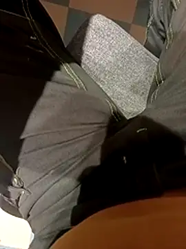 Snapshot of Dam70 chatting on 11/16/25, 06:18 Dam70 online show from 11/16/25, 06:18