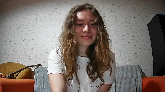 Snapshot of girliemilk chatting on 09/16/25, 05:58 girliemilk online show from 09/16/25, 05:58