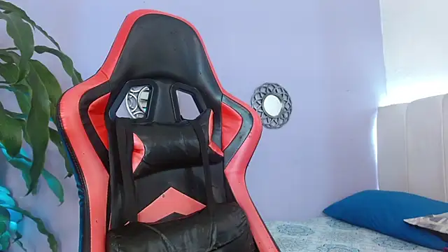 Snapshot of triana_crimson chatting on 10/05/25, 12:12 triana crimson online show from 10/05/25, 12:12